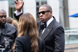 jay-z-reflects-on-“manifesting”-his-life-on-early-records-at-‘jay-z-in-8’-world-premiere