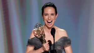 ‘widow’s-bay’-star-kate-o’flynn-wins-first-emmy-for-supporting-comedy-actress:-“role-of-a-lifetime”