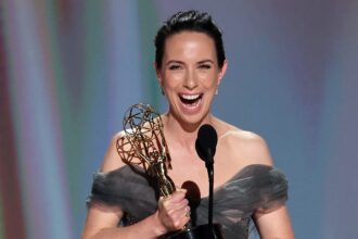 ‘widow’s-bay’-star-kate-o’flynn-wins-first-emmy-for-supporting-comedy-actress:-“role-of-a-lifetime”