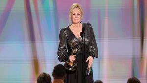 jean-smart-makes-history-with-fifth-best-actress-emmy-win-for-‘hacks’