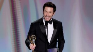 ‘task’-star-tom-pelphrey-dedicates-first-emmy-win-to-“very-pregnant”-fiancee-kaley-cuoco