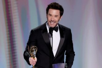 ‘task’-star-tom-pelphrey-dedicates-first-emmy-win-to-“very-pregnant”-fiancee-kaley-cuoco