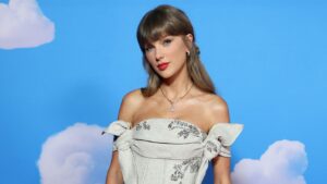 taylor-swift-makes-surprise-cameo-during-pre-taped-‘svu’-emmys-segment-with-mariska-hargitay