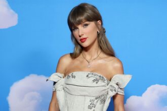 taylor-swift-makes-surprise-cameo-during-pre-taped-‘svu’-emmys-segment-with-mariska-hargitay