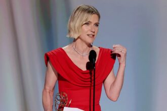 rhea-seehorn-jokes-about-getting-emotional-during-emmys-win:-“this-is-me-on-a-beta-blocker”