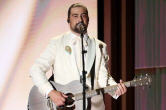 noah-kahan-performs-“bridge-over-troubled-water”-during-2026-emmy-in-memoriam
