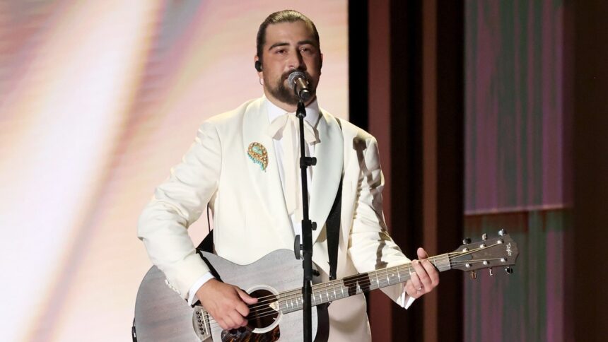 noah-kahan-performs-“bridge-over-troubled-water”-during-2026-emmy-in-memoriam