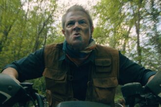 ‘tiny-fugitives’-review:-alternately-tiresome-and-amusing,-johnny-knoxville’s-chaotic-jewish-camp-comedy-is-essentially-what-you’d-expect