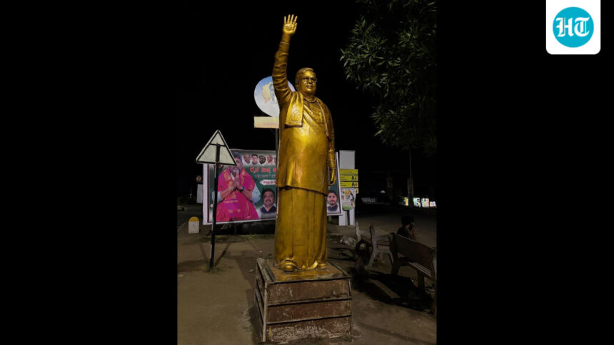 siddaramaiah-statue-installed-by-supporters-removed-ahead-of-shivakumar’s-visit-in-karnataka’s-kalaburagi