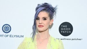 kelly-osbourne-reveals-why-she-cut-ties-with-“polar-opposite”-sister
