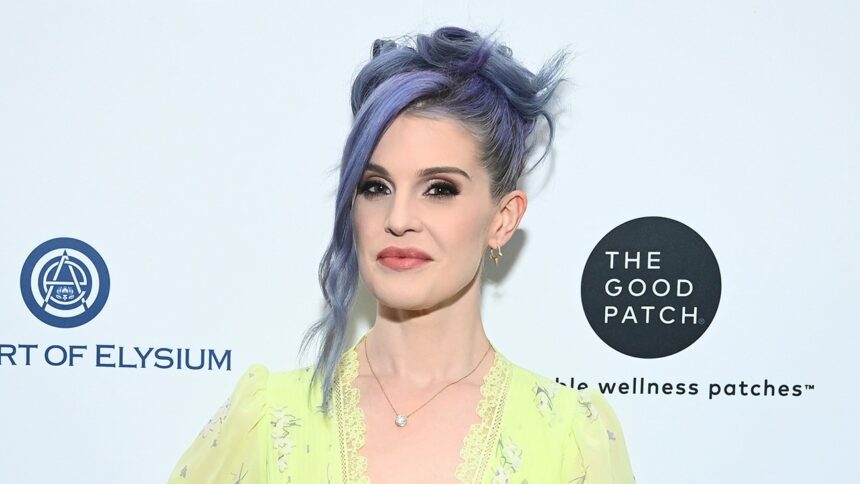 kelly-osbourne-reveals-why-she-cut-ties-with-“polar-opposite”-sister
