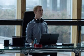 jeremy-strong-treated-his-‘social-reckoning’-co-stars-“the-way-he-imagines”-mark-zuckerberg-treats-people,-aaron-sorkin-says