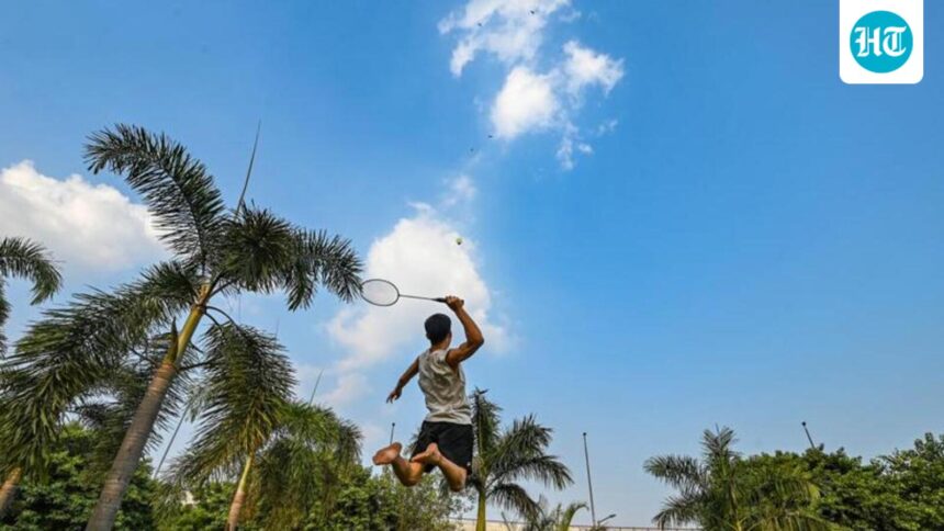 warm-morning-in-delhi-as-min-temp-rises-to-24°c;-aqi-remains-‘moderate’