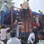 mini-truck-crashes-into-road-divider-in-dry-bihar;-locals-loot-liquor-bottles-as-driver-flees