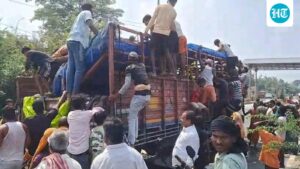 mini-truck-crashes-into-road-divider-in-dry-bihar;-locals-loot-liquor-bottles-as-driver-flees