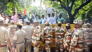 jantar-mantar-protest-live:-delhi-police-begin-detentions,-site-sealed-from-both-sides-amid-tight-security