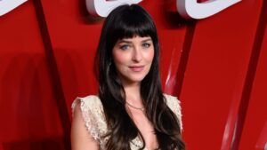 dakota-johnson’s-boyfriend-history:-her-exes-from-chris-martin-to-role-model