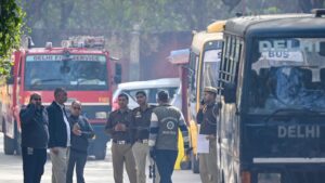 4-storey-residential-building-collapses-in-delhi’s-seemapuri,-several-feared-trapped