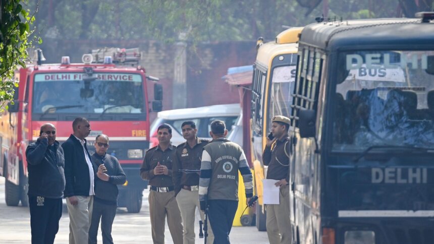 4-storey-residential-building-collapses-in-delhi’s-seemapuri,-several-feared-trapped